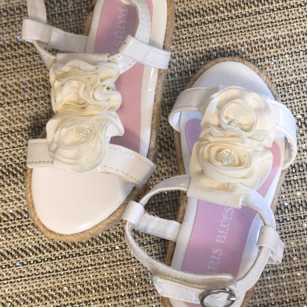 PARIS BLUES WHITE GIRLS (KIDS) DRESSY SANDAL. SIZE 6